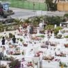 Laeticia Hallyday, Jean-Claude Camus - Laeticia Hallyday s'est recueillie sur la tombe de Johnny Hallyday avec Jen-Claude Camus accompagné de sa fille Isabelle et de son petit-fils Joalukas au cimetière de Lorient à Saint-Barthélemy le 24 avril 2018.