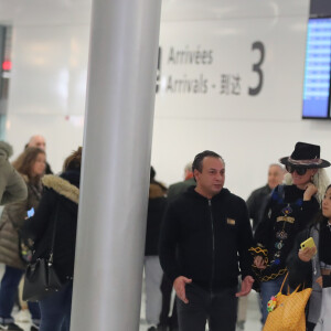 Exclusif - Laeticia Hallyday, sa fille Jade, Pascal Balland et Carl, chauffeur et garde du corps - Laeticia Hallyday, son compagnon et toute la famille arrivent à l'aéroport de Paris-Orly après avoir passé des vacances et le nouvel An à Marrakech au Maroc, à Orly, France, le 3 janvier 2020.