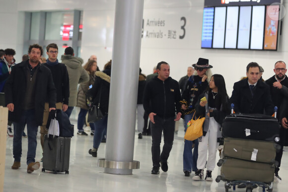 Exclusif - Laeticia Hallyday, sa fille Jade, Pascal Balland et Carl, chauffeur et garde du corps - Laeticia Hallyday, son compagnon et toute la famille arrivent à l'aéroport de Paris-Orly après avoir passé des vacances et le nouvel An à Marrakech au Maroc, à Orly, France, le 3 janvier 2020.
