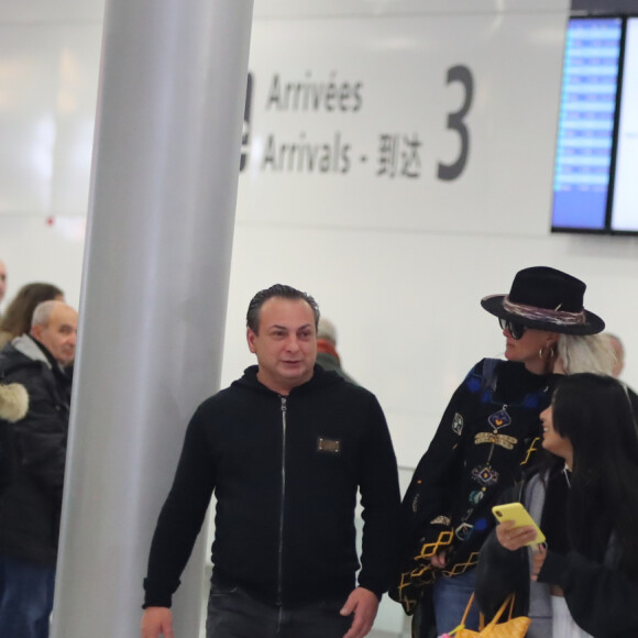 Exclusif - Laeticia Hallyday, sa fille Jade, Pascal Balland et Carl, chauffeur et garde du corps - Laeticia Hallyday, son compagnon et toute la famille arrivent à l'aéroport de Paris-Orly après avoir passé des vacances et le nouvel An à Marrakech au Maroc, à Orly, France, le 3 janvier 2020.