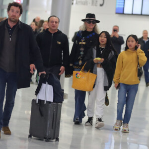 Exclusif - Laeticia Hallyday, ses filles Jade et Joy, Pascal Balland et Carl, chauffeur et garde du corps - Laeticia Hallyday, son compagnon et toute la famille arrivent à l'aéroport de Paris-Orly après avoir passé des vacances et le nouvel An à Marrakech au Maroc, à Orly, France, le 3 janvier 2020.