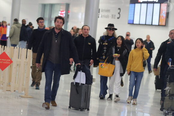 Exclusif - Laeticia Hallyday, ses filles Jade et Joy, Pascal Balland et Carl, chauffeur et garde du corps - Laeticia Hallyday, son compagnon et toute la famille arrivent à l'aéroport de Paris-Orly après avoir passé des vacances et le nouvel An à Marrakech au Maroc, à Orly, France, le 3 janvier 2020.