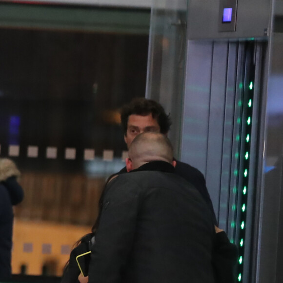 Exclusif - Laeticia Hallyday et son compagnon Pascal Balland - Laeticia Hallyday, son compagnon et toute la famille arrivent à l'aéroport de Paris-Orly après avoir passé des vacances et le nouvel An à Marrakech au Maroc, à Orly, France, le 3 janvier 2020.