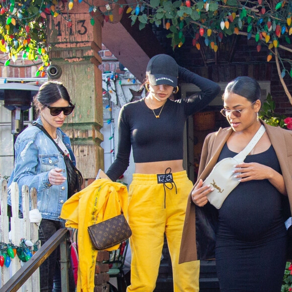 Christina Milian enceinte a déjeuné avec son amie Nicole Williams au restaurant Ivy à los Angeles le 14 janvier 2020.
