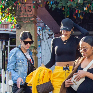 Christina Milian enceinte a déjeuné avec son amie Nicole Williams au restaurant Ivy à los Angeles le 14 janvier 2020.