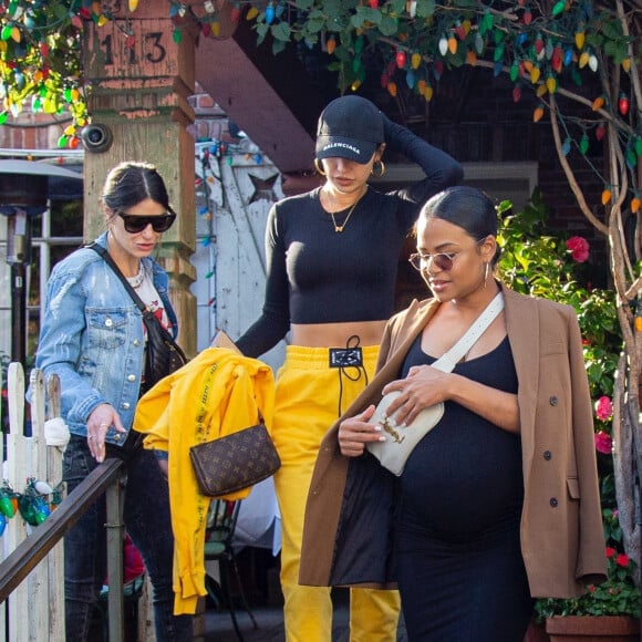 Christina Milian enceinte a déjeuné avec son amie Nicole Williams au restaurant Ivy à los Angeles le 14 janvier 2020.