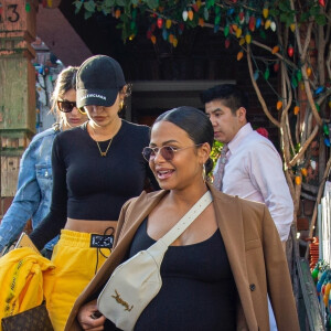 Christina Milian enceinte a déjeuné avec son amie Nicole Williams au restaurant Ivy à los Angeles le 14 janvier 2020.