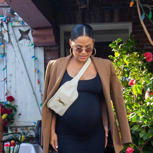 Christina Milian enceinte a déjeuné avec son amie Nicole Williams au restaurant Ivy à los Angeles le 14 janvier 2020.