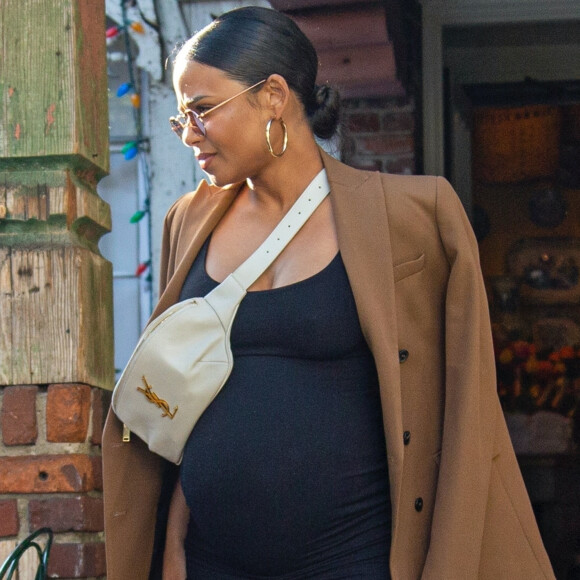 Christina Milian enceinte a déjeuné avec son amie Nicole Williams au restaurant Ivy à los Angeles le 14 janvier 2020.