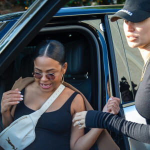 Christina Milian est allée déjeuner avec son amie Nicole Williams au restaurant Ivy à Los Angeles le 14 janvier 2020. L'accouchement de la compagne de M. Pokora est imminent.