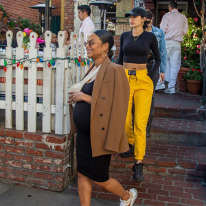 Christina Milian enceinte a déjeuné avec son amie Nicole Williams au restaurant Ivy à los Angeles le 14 janvier 2020.