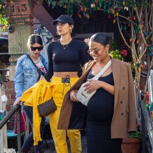 Christina Milian enceinte a déjeuné avec son amie Nicole Williams au restaurant Ivy à los Angeles le 14 janvier 2020.