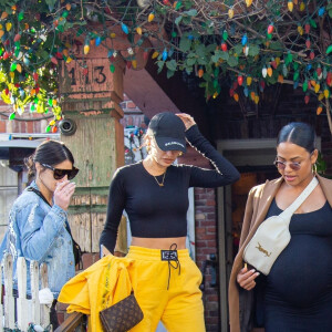 Christina Milian enceinte a déjeuné avec son amie Nicole Williams au restaurant Ivy à los Angeles le 14 janvier 2020.