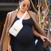 Exclusif - Christina Milian enceinte a déjeuné avec son amie Nicole Williams au restaurant Ivy à los Angeles le 14 janvier 2020.
