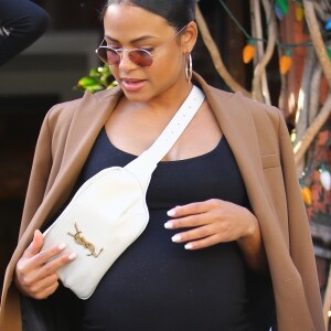 Exclusif - Christina Milian enceinte a déjeuné avec son amie Nicole Williams au restaurant Ivy à Los Angeles le 14 janvier 2020.