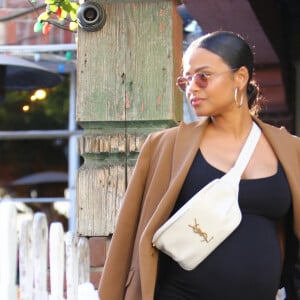 Exclusif - Christina Milian enceinte a déjeuné avec son amie Nicole Williams au restaurant Ivy à los Angeles le 14 janvier 2020.