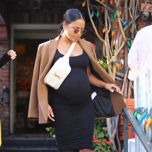 Exclusif - Christina Milian enceinte a déjeuné avec son amie Nicole Williams au restaurant Ivy à los Angeles le 14 janvier 2020.