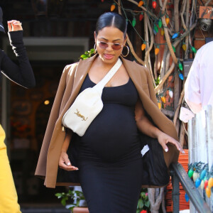 Exclusif - Christina Milian enceinte a déjeuné avec son amie Nicole Williams au restaurant Ivy à los Angeles le 14 janvier 2020.