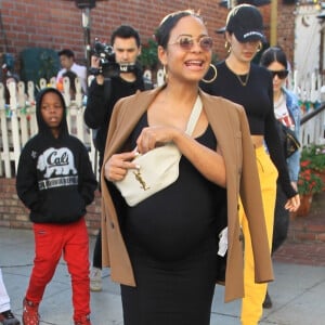 Christina Milian, enceinte, a déjeuné avec son amie Nicole Williams au restaurant Ivy à Los Angeles le 14 janvier 2020.