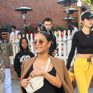 Christina Milian enceinte a déjeuné avec son amie Nicole Williams au restaurant Ivy à los Angeles le 14 janvier 2020.