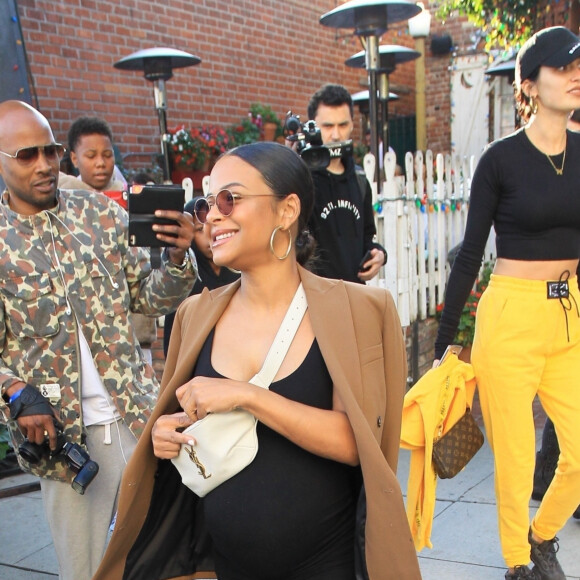 Christina Milian enceinte a déjeuné avec son amie Nicole Williams au restaurant Ivy à los Angeles le 14 janvier 2020.