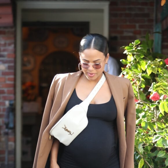 Christina Milian enceinte a déjeuné avec son amie Nicole Williams au restaurant Ivy à los Angeles le 14 janvier 2020.