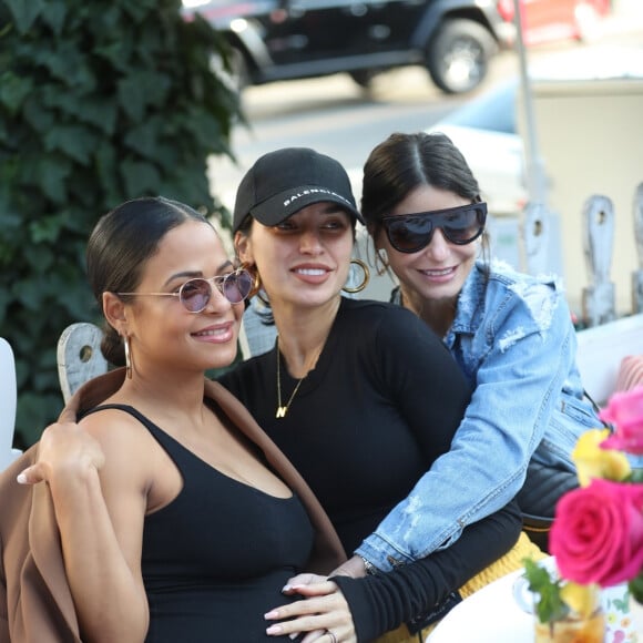 Christina Milian enceinte a déjeuné avec son amie Nicole Williams au restaurant Ivy à los Angeles le 14 janvier 2020.