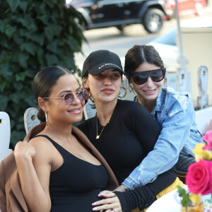 Christina Milian enceinte a déjeuné avec son amie Nicole Williams au restaurant Ivy à los Angeles le 14 janvier 2020.