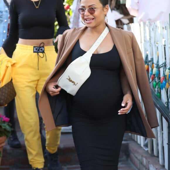 Christina Milian enceinte a déjeuné avec son amie Nicole Williams au restaurant Ivy à los Angeles le 14 janvier 2020.