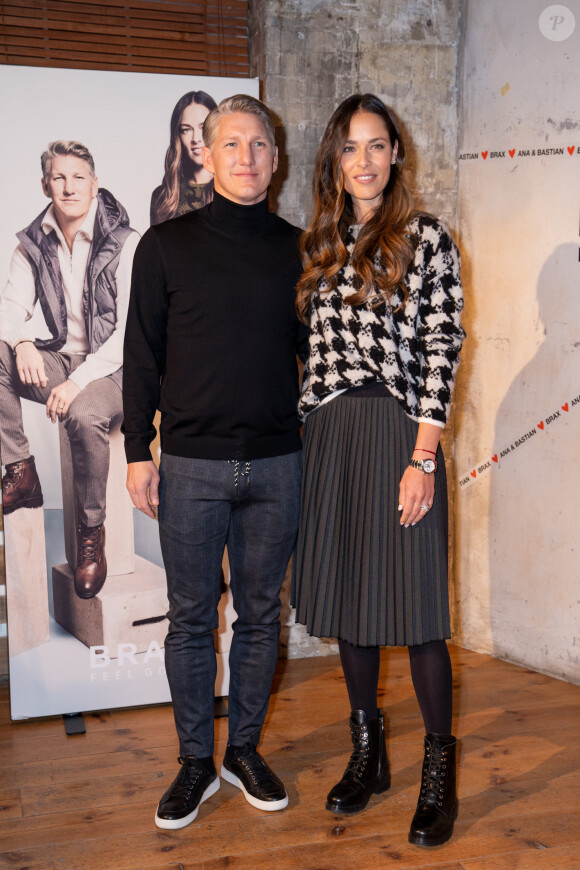 Bastian Schweinsteiger et sa femme Ana Ivanovic lors de la présentation de la collection capsule Ana & Bastian Love Brax dans le cadre de la semaine de la mode Mercedes-Benz à Berlin, Allemagne, le 14 janvier 2020.