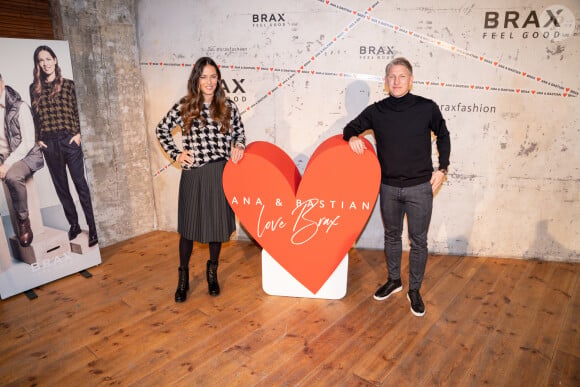Bastian Schweinsteiger et sa femme Ana Ivanovic lors de la présentation de la collection capsule Ana & Bastian Love Brax dans le cadre de la semaine de la mode Mercedes-Benz à Berlin, Allemagne, le 14 janvier 2020.