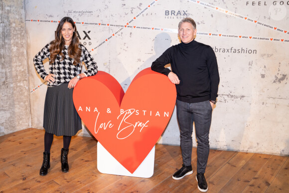 Bastian Schweinsteiger et sa femme Ana Ivanovic lors de la présentation de la collection capsule Ana & Bastian Love Brax dans le cadre de la semaine de la mode Mercedes-Benz à Berlin, Allemagne, le 14 janvier 2020.