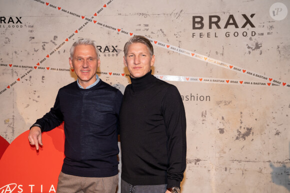 Marc Freyberg et Bastian Schweinsteiger lors de la présentation de la collection capsule Ana & Bastian Love Brax dans le cadre de la semaine de la mode Mercedes-Benz à Berlin, Allemagne, le 14 janvier 2020.