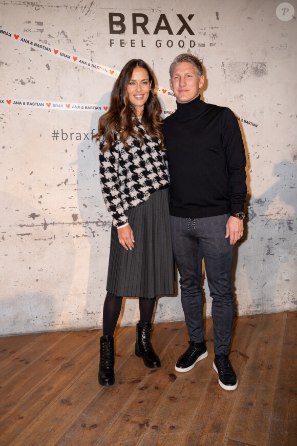 Bastian Schweinsteiger et sa femme Ana Ivanovic lors de la présentation de la collection capsule Ana & Bastian Love Brax dans le cadre de la semaine de la mode Mercedes-Benz à Berlin, Allemagne, le 14 janvier 2020.