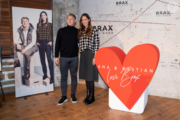 Bastian Schweinsteiger et sa femme Ana Ivanovic lors de la présentation de la collection capsule Ana & Bastian Love Brax dans le cadre de la semaine de la mode Mercedes-Benz à Berlin, Allemagne, le 14 janvier 2020.