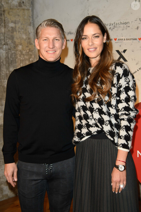 Bastian Schweinsteiger et sa femme Ana Ivanovic lors de la présentation de la collection capsule Ana & Bastian Love Brax dans le cadre de la semaine de la mode Mercedes-Benz à Berlin, Allemagne, le 14 janvier 2020.