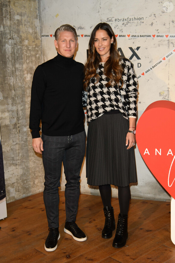 Bastian Schweinsteiger et sa femme Ana Ivanovic lors de la présentation de la collection capsule Ana & Bastian Love Brax dans le cadre de la semaine de la mode Mercedes-Benz à Berlin, Allemagne, le 14 janvier 2020.