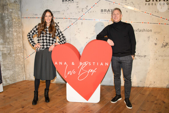 Bastian Schweinsteiger et sa femme Ana Ivanovic lors de la présentation de la collection capsule Ana & Bastian Love Brax dans le cadre de la semaine de la mode Mercedes-Benz à Berlin, Allemagne, le 14 janvier 2020.