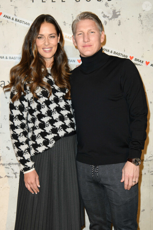 Bastian Schweinsteiger et sa femme Ana Ivanovic lors de la présentation de la collection capsule Ana & Bastian Love Brax dans le cadre de la semaine de la mode Mercedes-Benz à Berlin, Allemagne, le 14 janvier 2020.