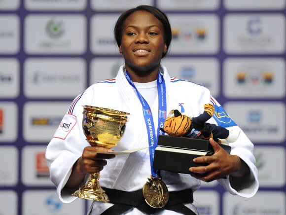 La judoka Clarisse Agbegnenou remporte la médaille d'or et devient ainsi championne du monde en -63 kg lors de la remise de médaille pendant le Championnat du monde de Judo 2014 à Chelyabinsk, le 28 août 2014.