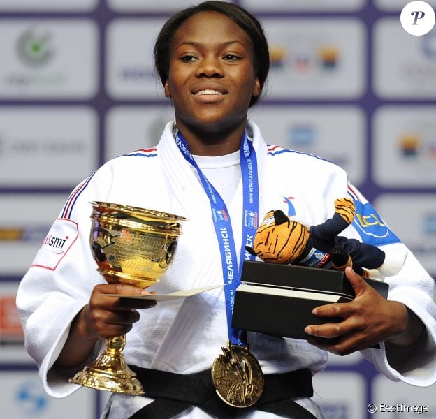La judoka Clarisse Agbegnenou remporte la médaille d'or et devient ainsi championne du monde en -63 kg lors de la remise de médaille pendant le Championnat du monde de Judo 2014 à Chelyabinsk, le 28 août 2014.