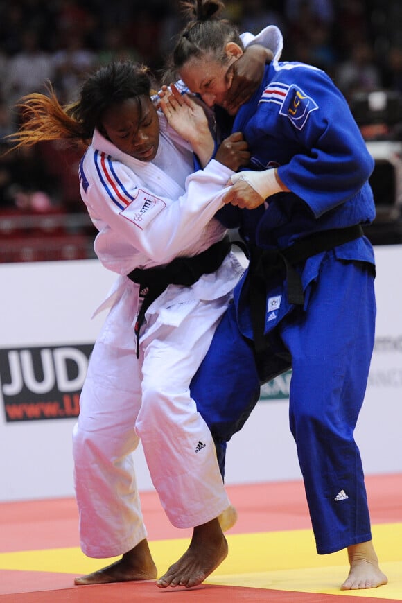 Les françaises Clarisse Agbegnenou et Anne-Laure Bellard lors de leur combat en demi-finale pendant le Championnat du monde de Judo 2014 à Chelyabinsk, le 28 août 2014.