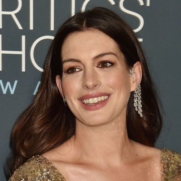 Anne Hathaway lors de la 25e édition de la soirée des Critics Choice Awards au Barker Hangar à Santa Monica, Los Angeles, Californie, Etats-Unis, le 12 janvier 2020.