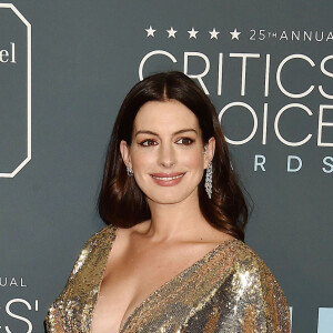 Anne Hathaway lors de la 25e édition de la soirée des Critics Choice Awards au Barker Hangar à Santa Monica, Los Angeles, Californie, Etats-Unis, le 12 janvier 2020.