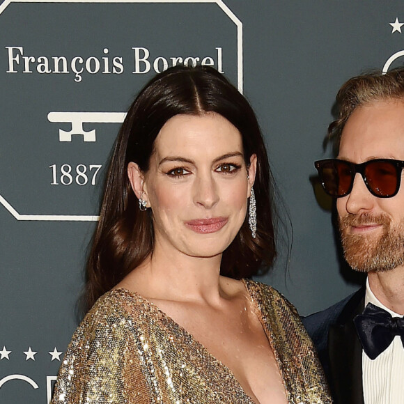Anne Hathaway et son mari Adam Shulman lors de la 25e édition de la soirée des Critics Choice Awards au Barker Hangar à Santa Monica, Los Angeles, Californie, Etats-Unis, le 12 janvier 2020.