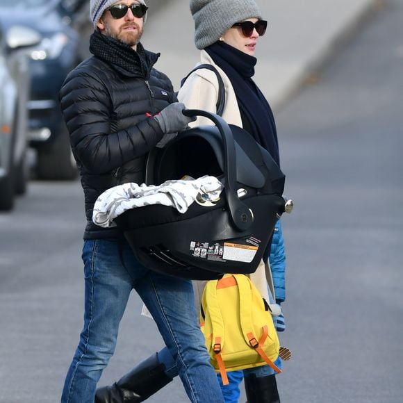 Exclusif - Première sortie de Anne Hathaway et son mari Adam Shulman avec leur nouveau né et leur fils Jonathan dans le Connecticut. Le 8 décembre 2018