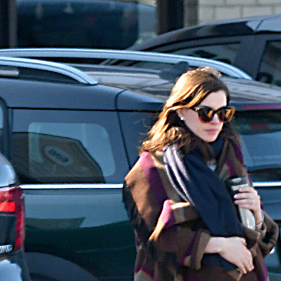Exclusif - Anne Hathaway, enceinte, et son mari Adam Shulman ont été aperçus dans le Connecticut, le 19 novembre 2019.
