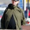 Exclusif - Anne Hathaway, enceinte, et son mari Adam Shulman se baladent dans le Connecticut. L'actrice mange une glace, le 6 novembre 2019.