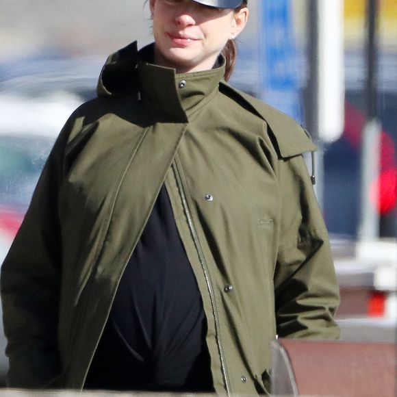 Exclusif - Anne Hathaway, enceinte, et son mari Adam Shulman se baladent dans le Connecticut. L'actrice mange une glace, le 6 novembre 2019.