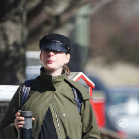 Exclusif - Anne Hathaway, enceinte, et son mari Adam Shulman se baladent dans le Connecticut. L'actrice mange une glace, le 6 novembre 2019.